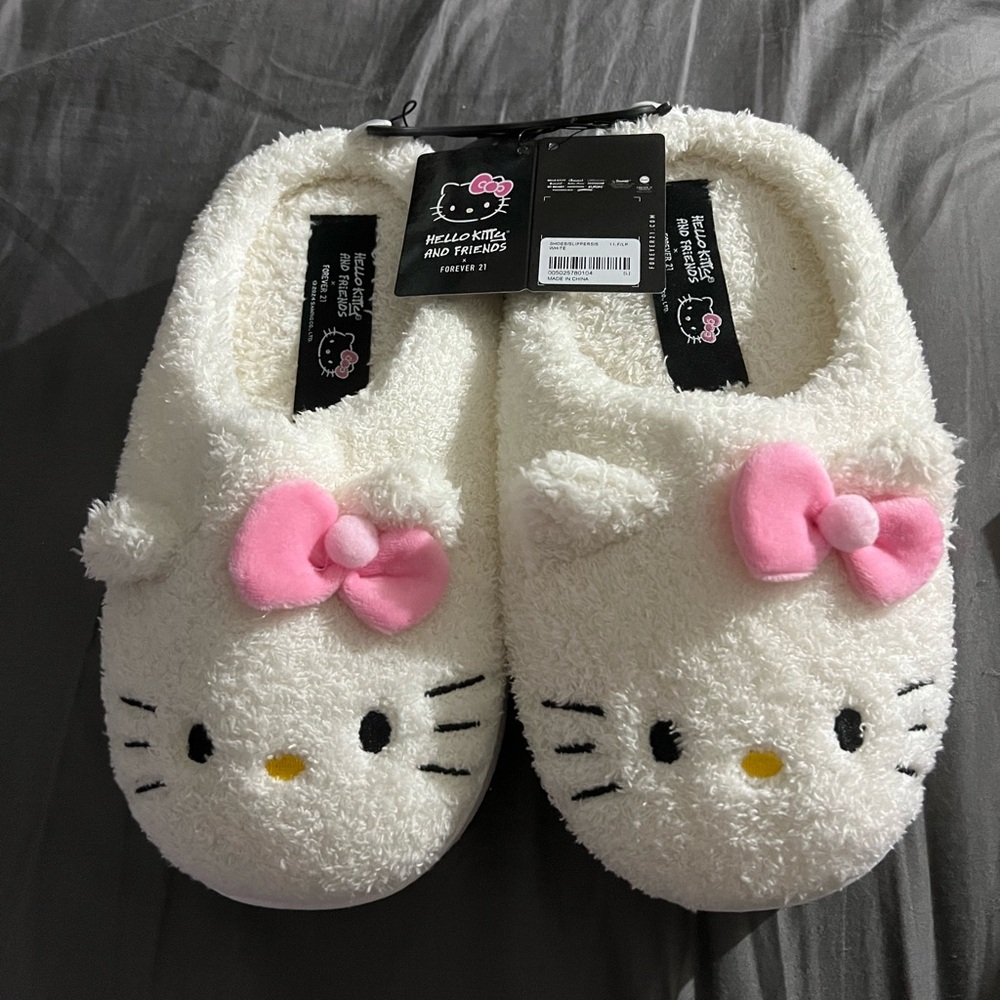 Forever 21 HELLO KITTY slippers